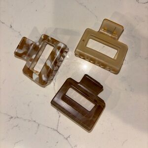 3 brand new claw clips 2”